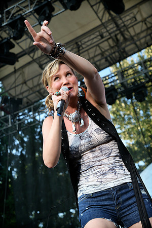 JENNIFER NETTLES OF SUGARLAND