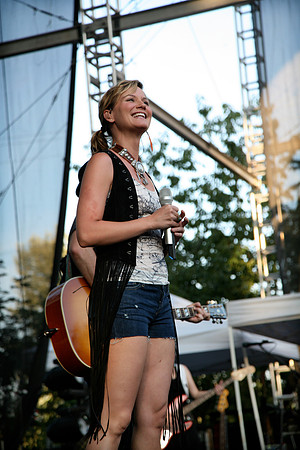 JENNIFER NETTLES OF SUGARLAND
